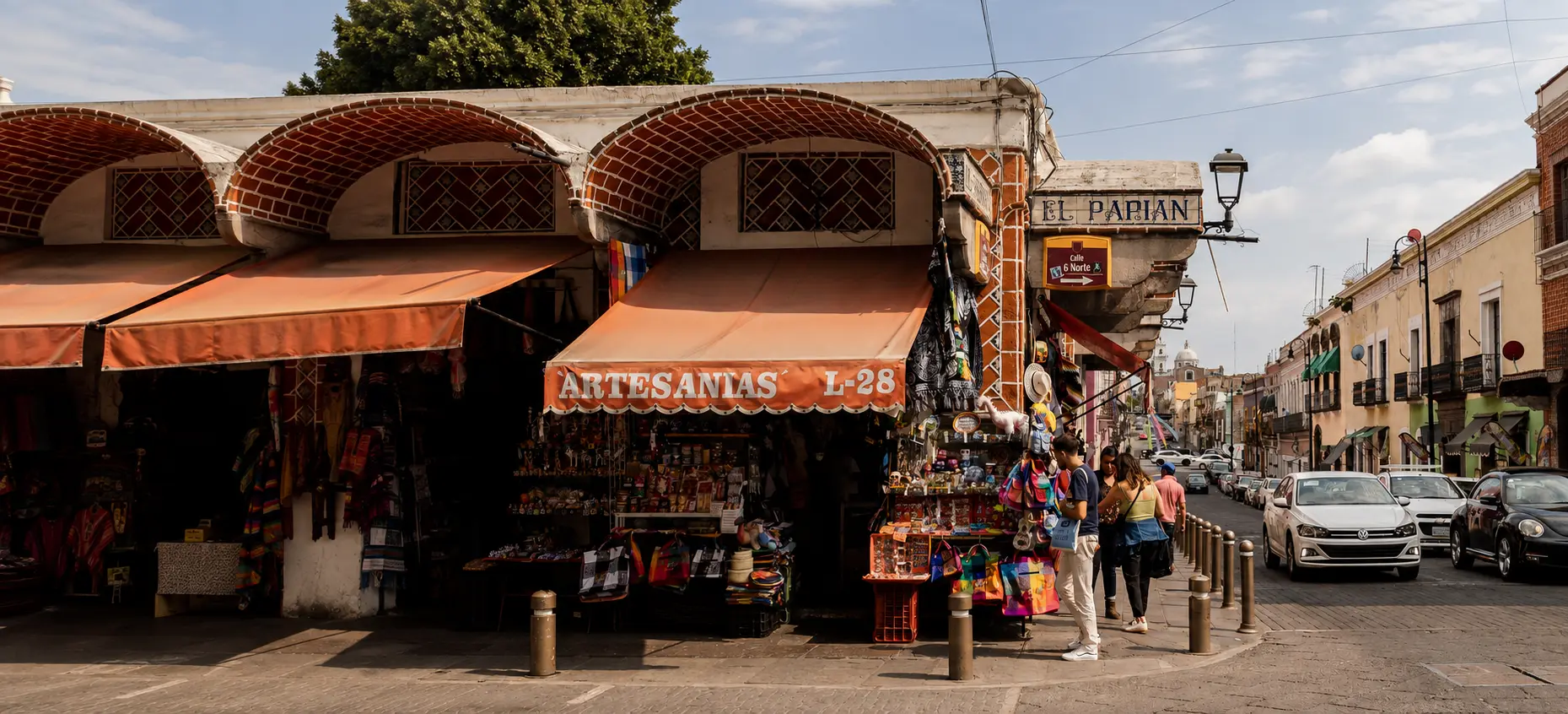 Comercios y artesanías de El Parián en Puebla, México